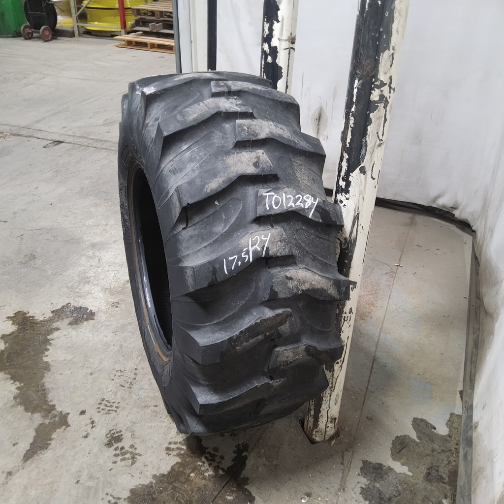 17.5/L-24 Titan Farm Industrial Tractor Lug R-4 , C (6 Ply) 85%