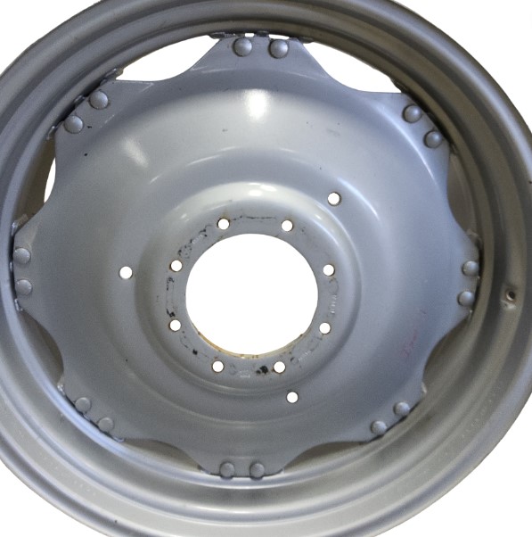 8-Hole Rim with Clamp/U-Clamp (groups of 2 bolts) Center for 38" Rim, Case IH Silver Mist