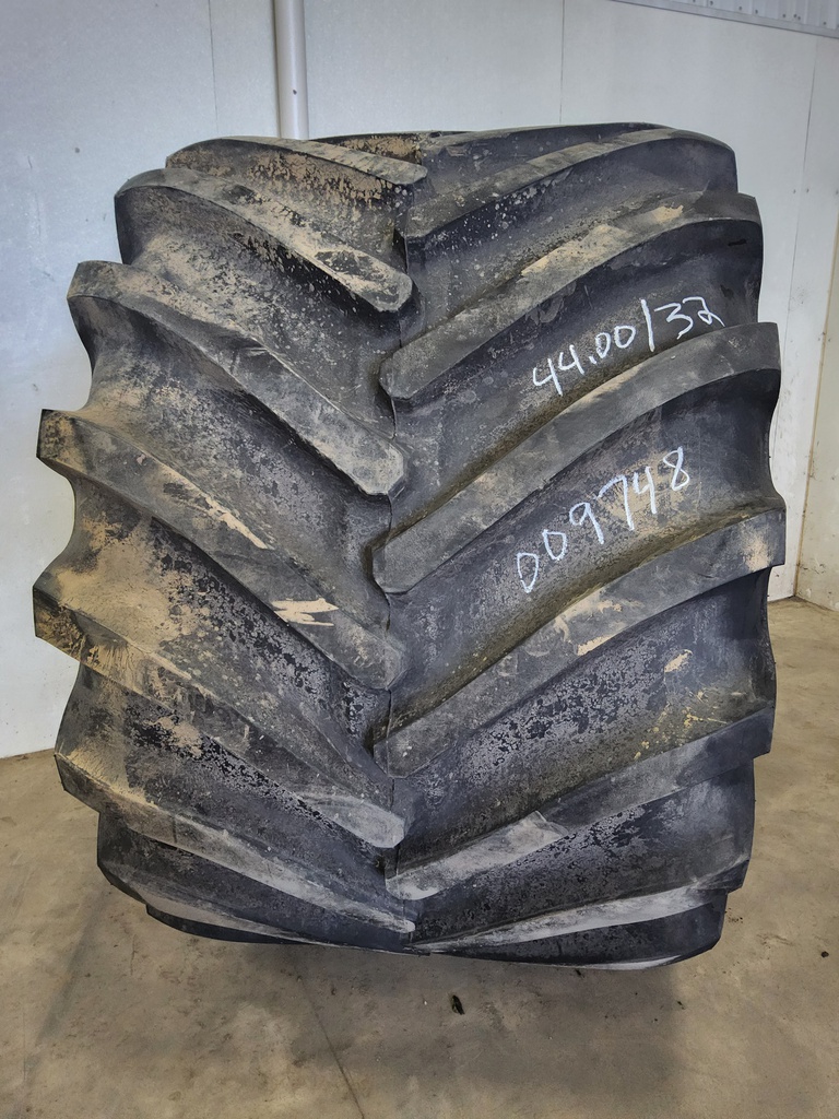 73/44.00-32 Goodyear Farm Super Terra Grip XT HF-3 175B 95%