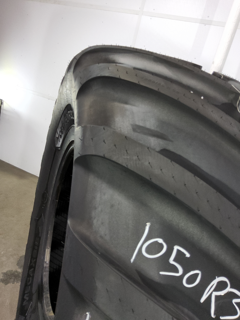 1050/50R32 Michelin MegaXBib 2 (M28) R-1W 172B 99%